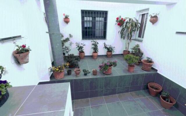 Отель Hostal El Yunque Испания, Кониль-де-ла-Фронтера - отзывы, цены и фото номеров - забронировать отель Hostal El Yunque онлайн вид на фасад