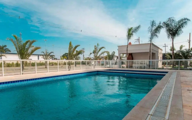 Apt completo-Ar-TV-Portaria 24h-Piscina-Praia