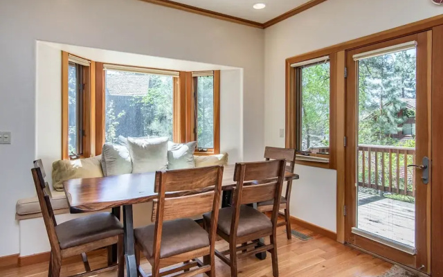 Cabin-esque Tahoe 4 Bedroom Home
