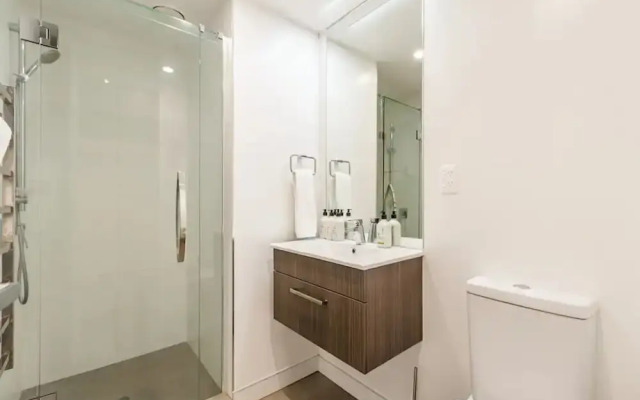 Central & Modern 2-Bedroom Apartment