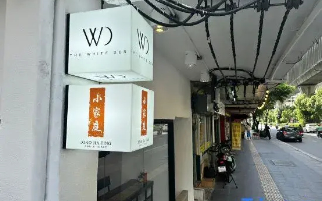 The White Den Sukhumvit 44