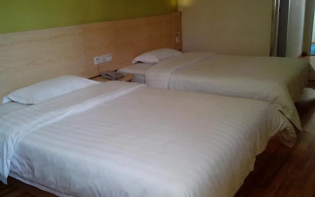 Ji Hotel (Shanghai Hailun Road Metro Station)