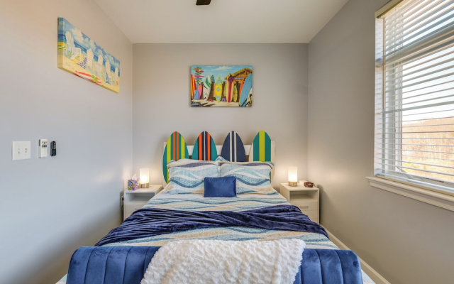 Surfboard-themed Huddleston Studio w/ Beach Access