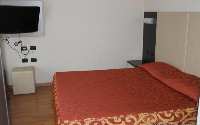 Hotel Motel Raya Медилья комната для гостей