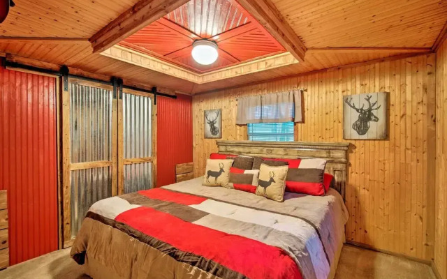 Private Hot Tub & Deck! Cabin Near Broken Bow Lake