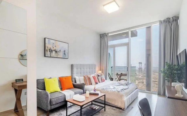 Manzil - Sleek Studio with Pool in JVC