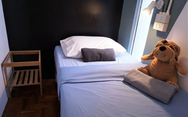 Two Gals And The Pig - Hostel