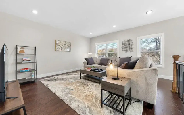 New Luxury Family Friendly Home Centrally Located