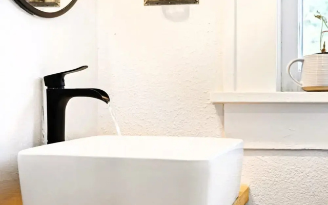 Retro Studio Huge Shower 3min-asian Dist