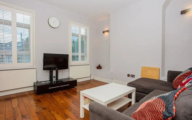 1 Bedroom Apartment in Heart of Shepherd's Bush Accommodates 4