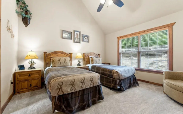 Dakota Lodge 2 Bedroom Home by RedAwning