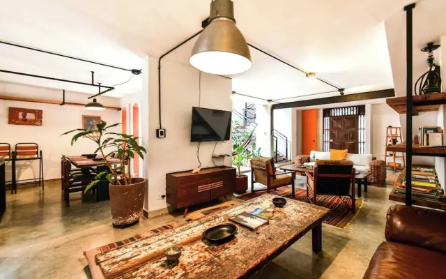 w Bright Colonial 5BR House With Balcony
