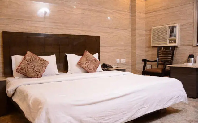 OYO Premium WEA Karol Bagh 2