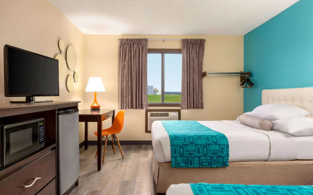 Howard Johnson by Wyndham Waterloo/Cedar Falls