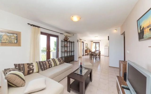 Awesome Home in Okrug Donji With Wifi and 5 Bedrooms