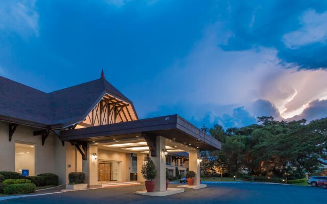 Отель Taal Vista Hotel Филиппины, Тагайтай - отзывы, цены и фото номеров - забронировать отель Taal Vista Hotel онлайн вид на фасад