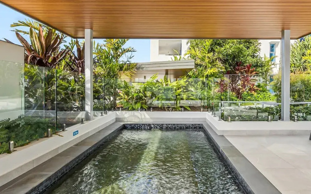 Waterfront 2-bed Oasis - Pool, Steam, Jacuzzi, Gym