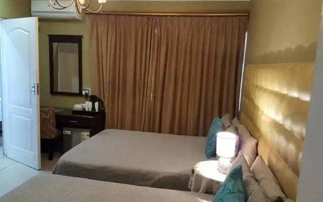 Savoy Lodge - Standard Double Room 7