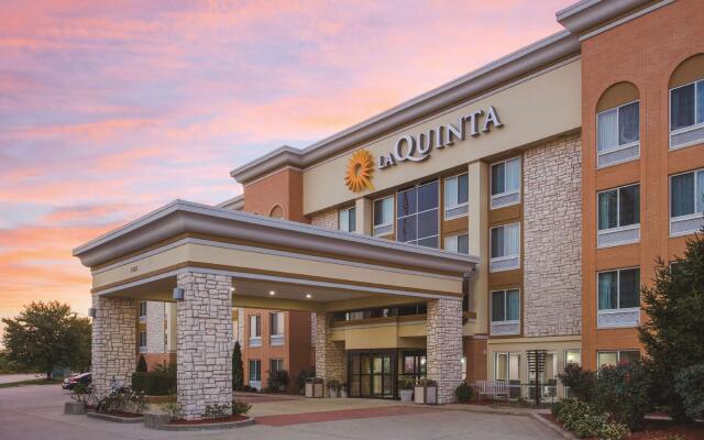 Отель La Quinta Inn & Suites Effingham вид на фасад