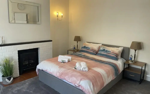 2-bed, Sleeps 4, Free Parking, Pets Allowed
