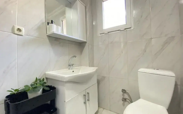 Central and Charming Flat With Balcony in Sisli