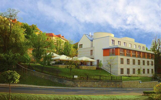 Hotel Castle Garden вид на фасад
