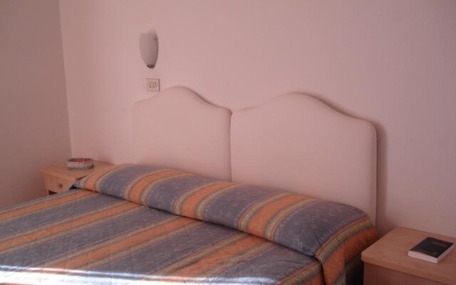 Отель Albergo B&b Serafini Римини комната для гостей
