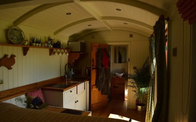 Shephards Hut With Hot Tub in the Cotswolds