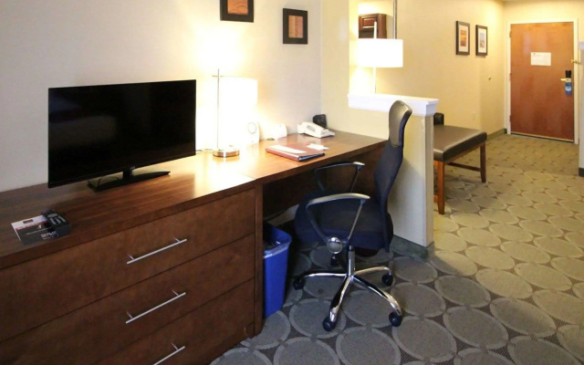Comfort Suites Near University