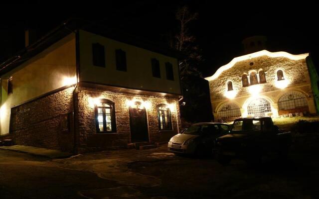 Отель Staroto Shkolo Guest House Боженци вид на фасад