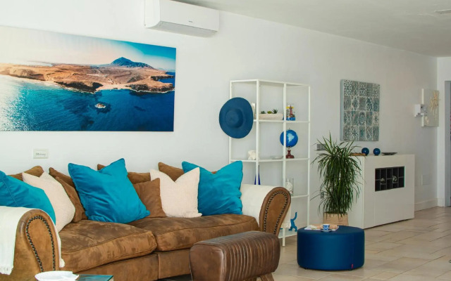 FRONTLINE VILLA 25, well-designed with a heated pool