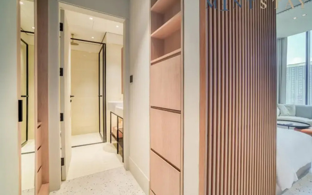 Chic Studio w Panoramic Burj Khalifa Views