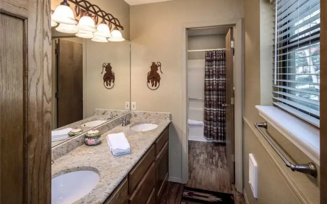 White Mountain Escape - Three Bedroom Cabin with Hot Tub
