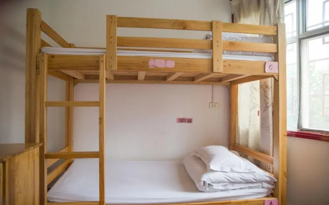 Dengfeng Cangjingge International Youth Hostel