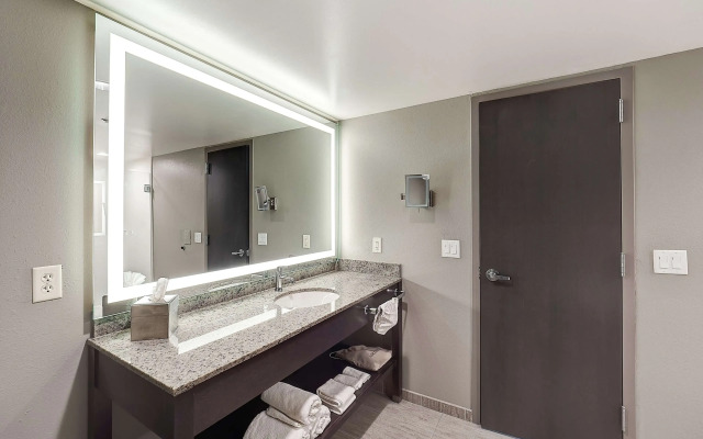 DoubleTree by Hilton Hotel Bloomington