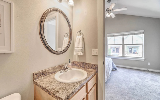 Charming Springdale Townhome ~ 5 Mi to Dtwn!