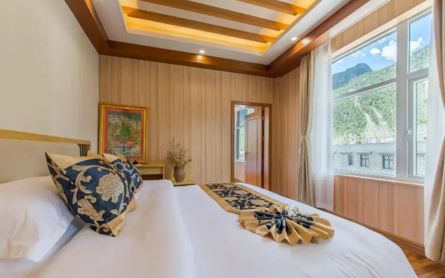 Minyoun Rezen Retreat Yading Daocheng