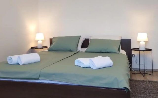 Studio apartment above promenade w terrace & parking