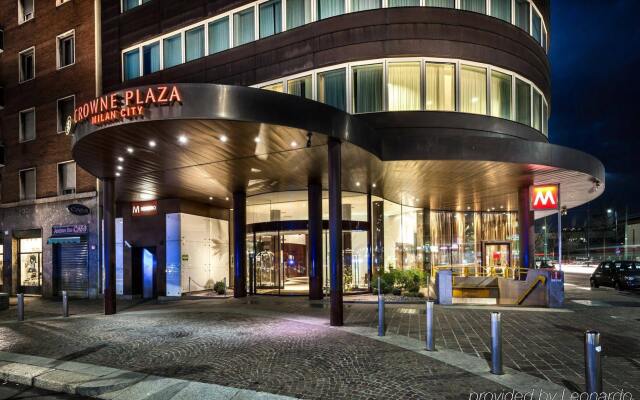 Отель Crowne Plaza Milan City, an IHG Hotel Италия, Милан - 2 отзыва об отеле, цены и фото номеров - забронировать отель Crowne Plaza Milan City, an IHG Hotel онлайн вид на фасад