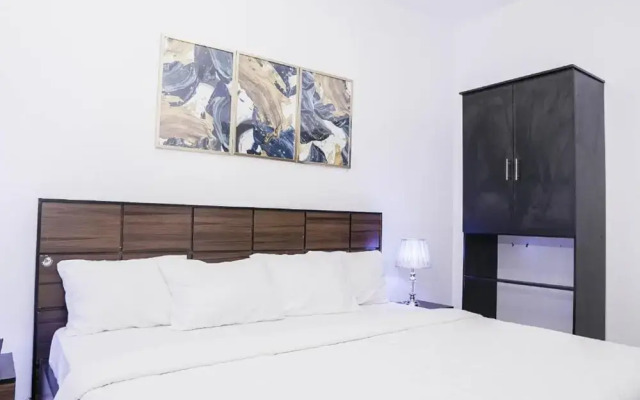 Momak 8 Hotel Adenuga House