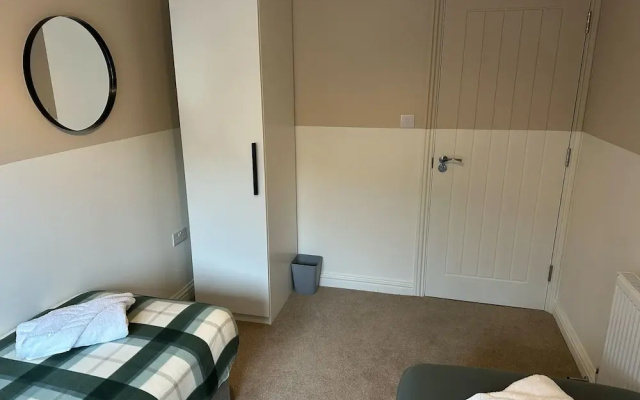 Cotswolds Large 4 Bed House Parking-Wifi