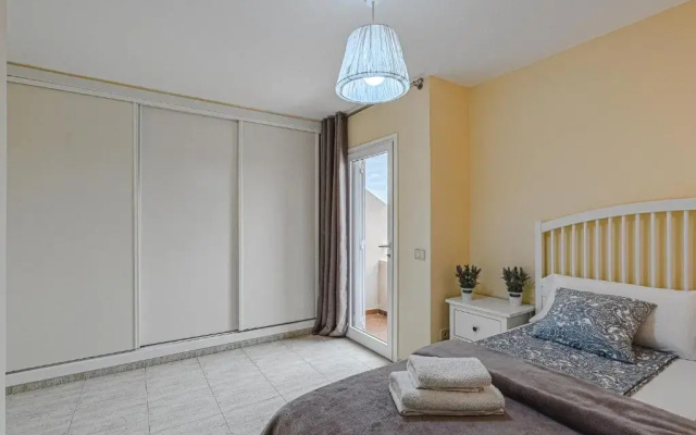 YELLOW 3 bedroom large apartment for 10 guests