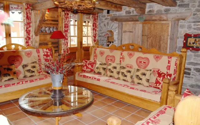 Cosy Chalet in Champagny-en-vanoise Near Ski Area