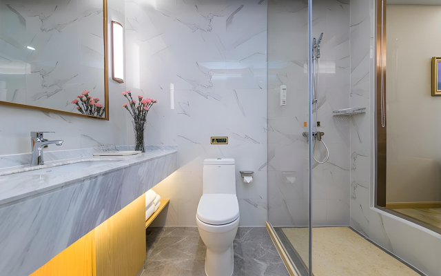 Vienna International Hotel (Huanggang Normal College Ruitian Plaza)