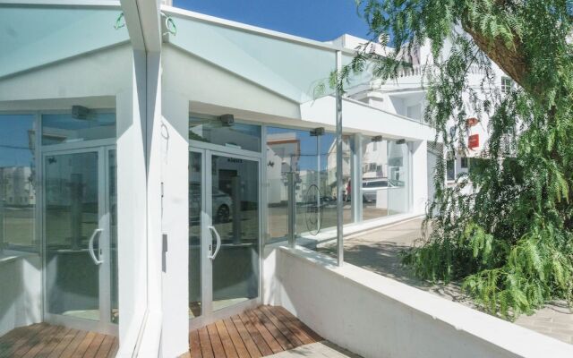 Отель TAKE Hostel Conil Испания, Кониль-де-ла-Фронтера - отзывы, цены и фото номеров - забронировать отель TAKE Hostel Conil онлайн вид на фасад