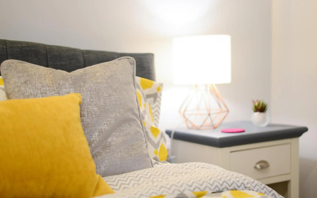 Amazing Apartment near Bournemouth, Poole & Sandbanks - WiFi & Netflix - Newly Renovated! Great Location!