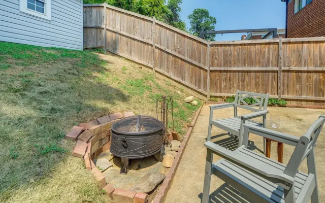Arlington Townhome w/ Furnished Patio!