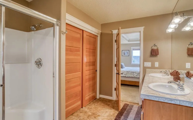 Spacious Outdoor Oasis with Hot Tub and Entertainment - Exquisite Beach Retreat