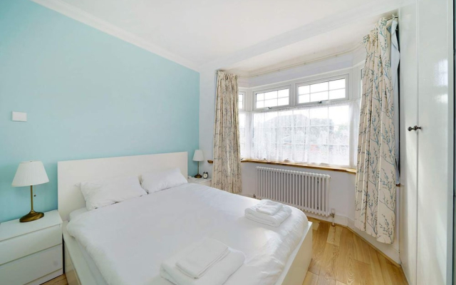 Stylish 3-bedroom Bungalow in London