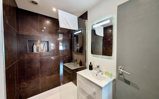 Charming Flat With Free Parking in Prime Location